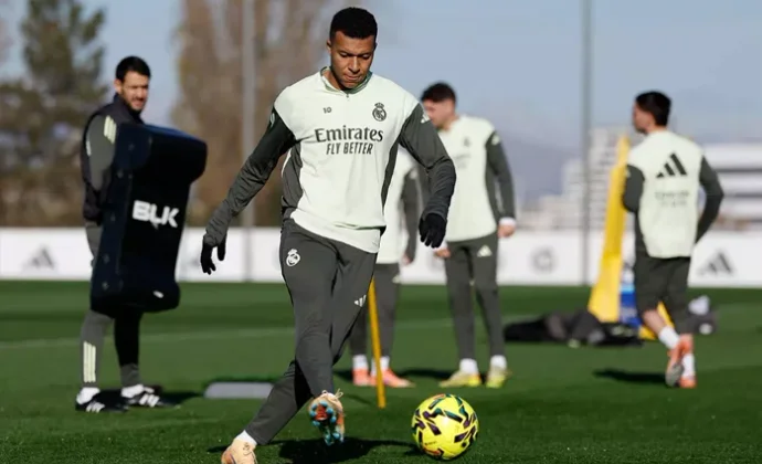 Mbappé, Rudiger, Valverde y Huijsen, con el grupo en la sesión del sábado