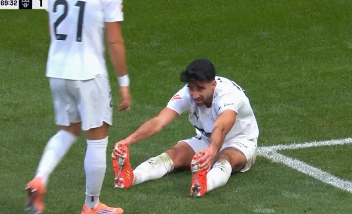 Cömert tuvo que ser sustituido por calambres en los isquiotibiales