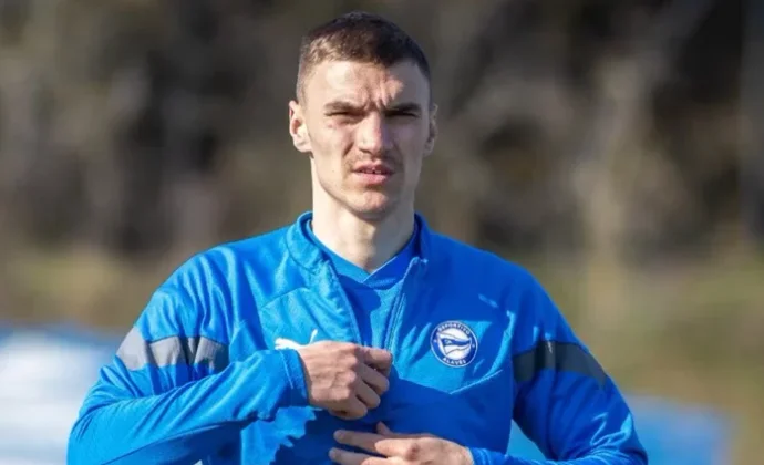 El Alavés empuja a Nikola Maras a salir mientras este se aferra al contrato