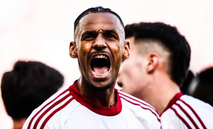 Djibril Söw, sustituido en el descanso por molestias musculares