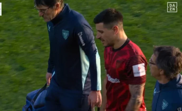 Yuri Berchiche se retira lesionado del partido en Balaídos