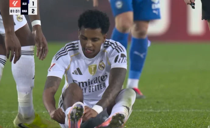 Rodrygo pide el cambio por calambres en el gemelo