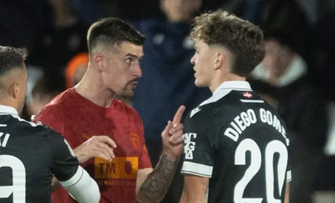 La baja de Santamaria en Copa obligará a Corberán a forzar un titular