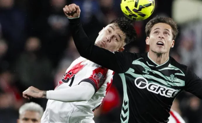 El acta refleja tarjeta amarilla a Ratiu, que es la quinta y no estará en Elche