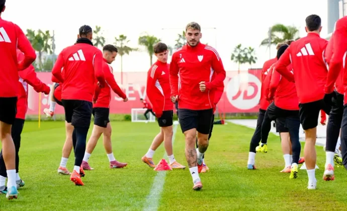 Vargas y Kike Salas trabajan sobre el verde, pero al margen del grupo