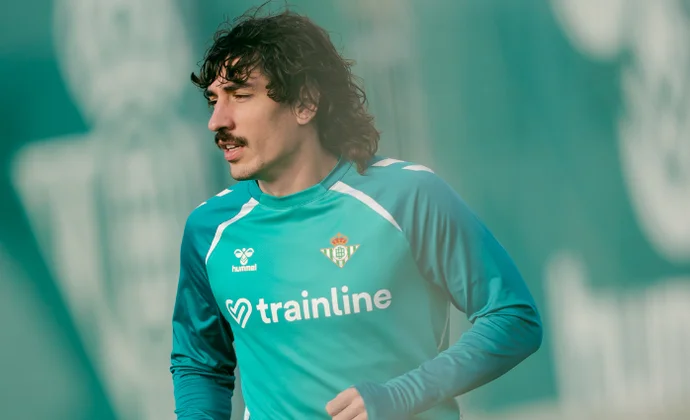 Vuelta al trabajo con Bellerín con el grupo y pendientes de las pruebas a Llorente