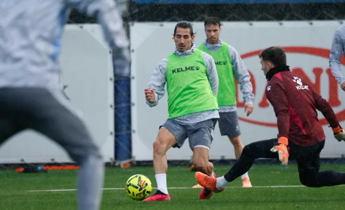 Javi Puado se incorpora al grupo para preparar la última jornada del año