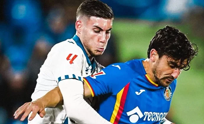 Roberto gestiona las cargas al margen por un golpe en la espalda