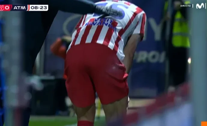 Clément Lenglet se retira lesionado de la rodilla del partido en el Estadi Balear