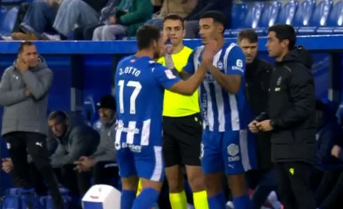 Jonny pide el cambio a los veinte minutos por un problema físico