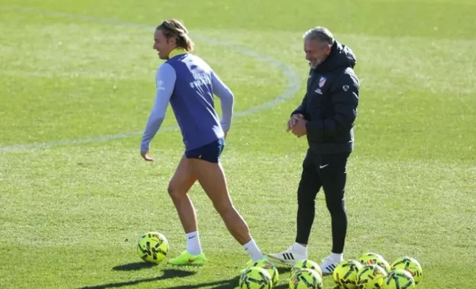 Llorente se incorpora al grupo en una sesión sin Baena, Giménez, Sorloth ni Lenglet