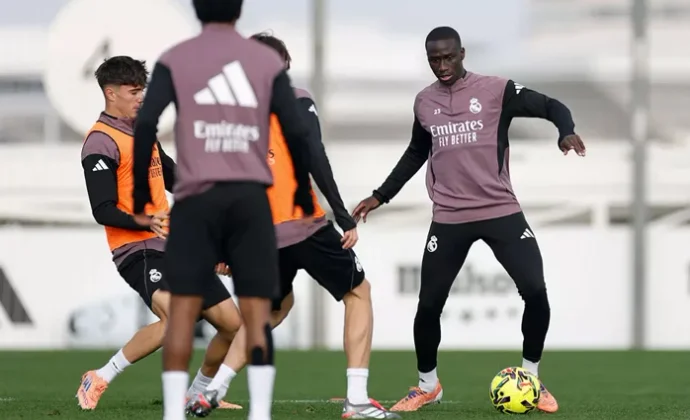 Camavinga, Alaba, Rüdiger y Mendy, con el grupo en la vuelta al trabajo
