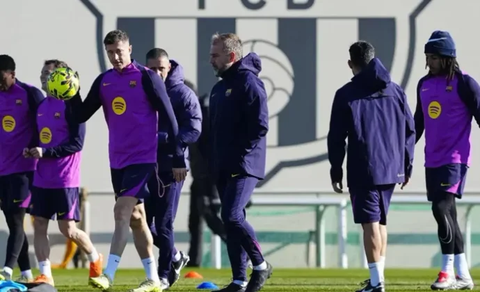 Pedri gestiona las cargas al margen en el entrenamiento del viernes