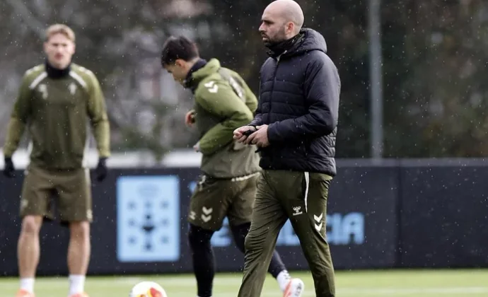 Borja Iglesias no entrena y es baja para viajar a Oviedo