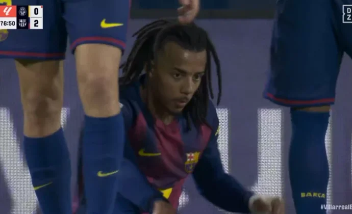 Koundé pide el cambio por molestias en los isquiotibiales