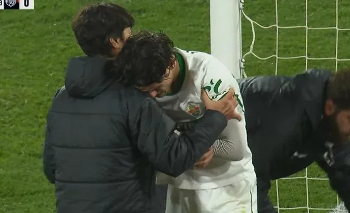 Héctor Fort se retira lesionado del hombro tras su gol