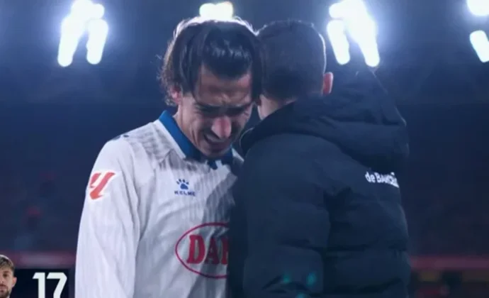 Pere Milla pide el cambio tras recibir un golpe en la tibia en la jugada de su gol