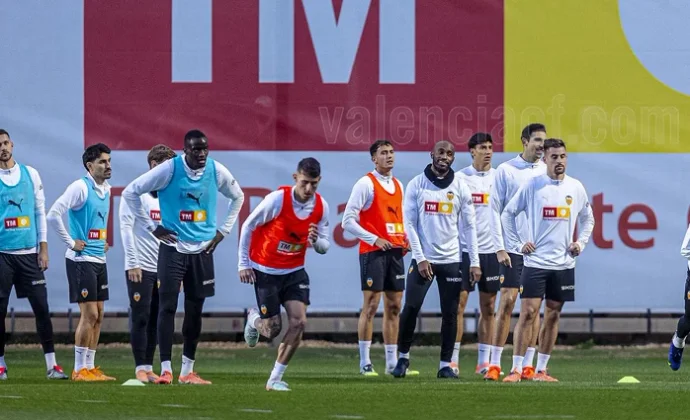 El Valencia regresa a los entrenamientos con Cömert y Dimitrievski al margen