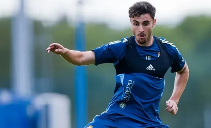 Real Oviedo y Villarreal negocian cancelar la cesión de Álex Forés