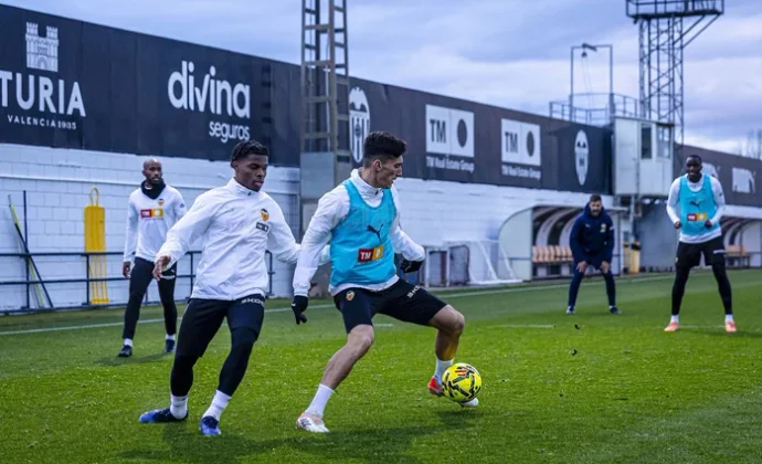 Cömert vuelve al grupo este domingo y Dimitrievski es la única baja