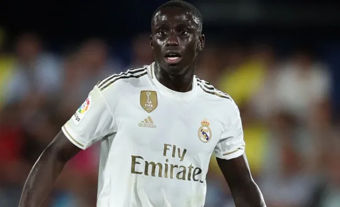 El Real Madrid mantiene a Ferland Mendy en la lista de transferibles