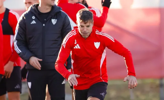 Nianzou y Azpilicueta con el grupo. Peque, Suazo y Vargas, al margen