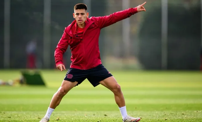 Echeverri espera en Girona a que se oficialice su fichaje y salga un extracomunitario