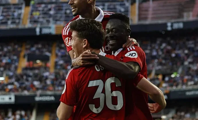 Oso se abraza al once de Almeyda