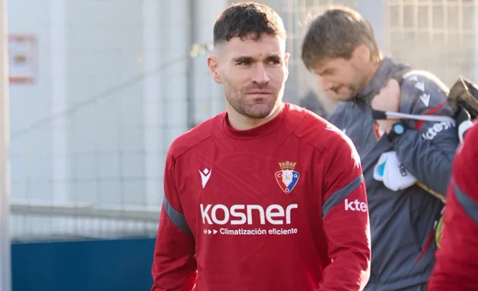 Javi Galán se encuentra la puerta del once abierta nada más pisar Tajonar