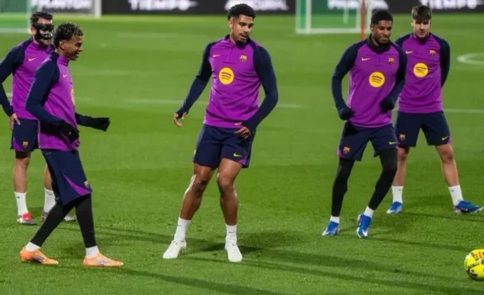 Araújo, Pedri y Koundé trabajan con el grupo mientras Olmo se ejercita parcialmente