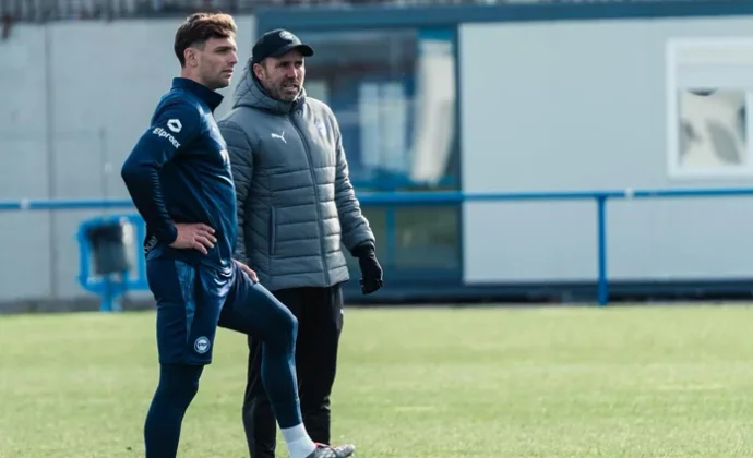 Lucas Boyé toca balón sobre el verde en la vuelta al trabajo