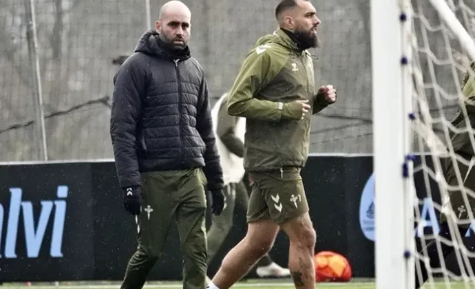 Borja Iglesias reinicia el entrenamiento parcial con el grupo