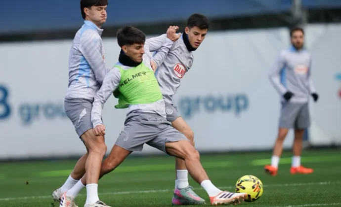 Edu Expósito retoma los entrenamientos con el grupo