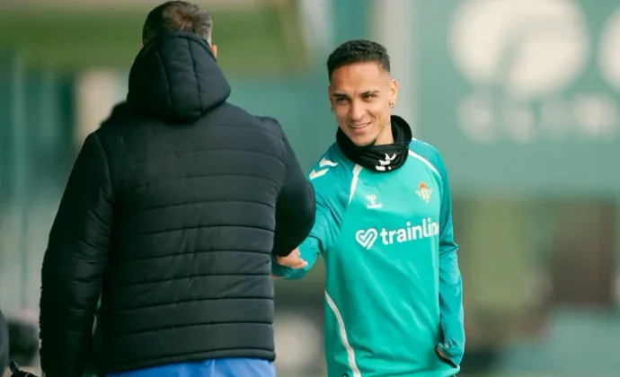 El Betis se encierra a puerta cerrada y esconde el estado de Antony