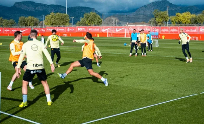 El Mallorca se ejercita este jueves sin Mascarell ni Domènech
