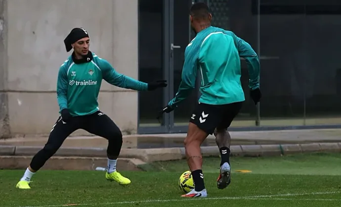 Antony se incorpora al grupo tras superar las molestias