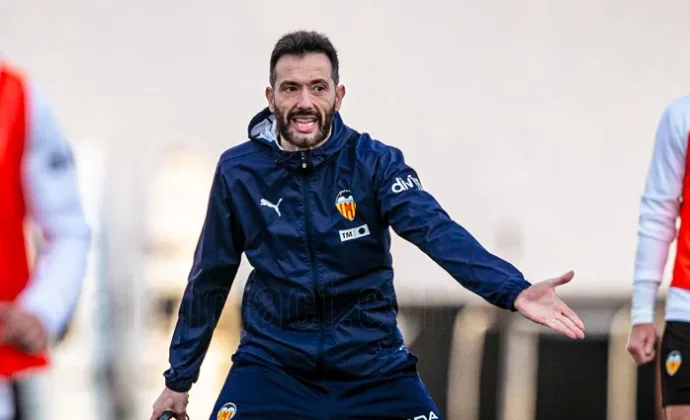 Corberán ensaya defensa de cinco sin Gayà