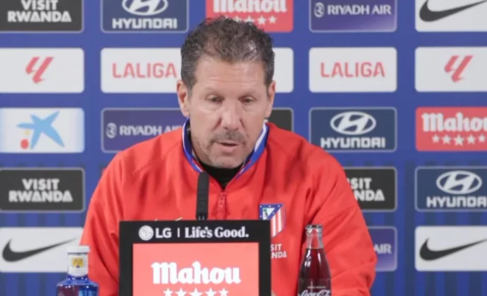 Simeone, sobre Raspadori, Giménez, Mateu Alemany y el mercado