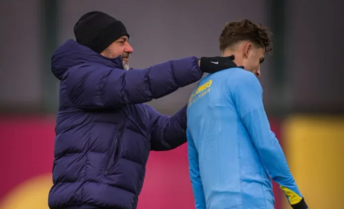 Flick probó ayer un once sin Pedri ni Fermín, aunque no suele cumplir con lo ensayado