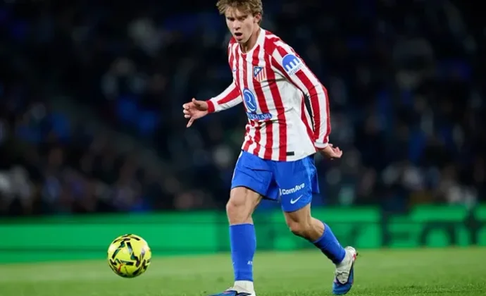 Pablo Barrios tuvo que ser sustituido en el descanso por molestias