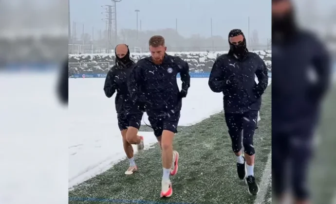 El Alavés termina ejercitándose por la tarde pese al clima adverso
