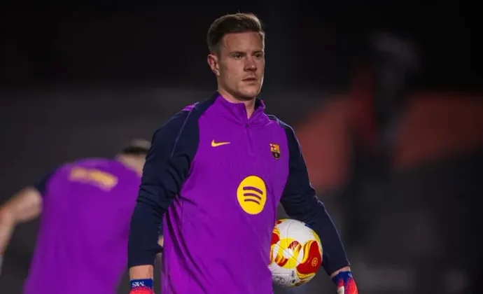 Ter Stegen se lesiona en Arabia y regresa a Barcelona