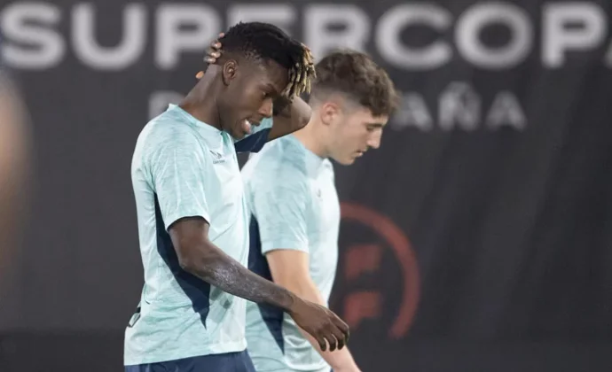 Nico Williams, sin minutos en la Supercopa por molestias, pero sin gravedad