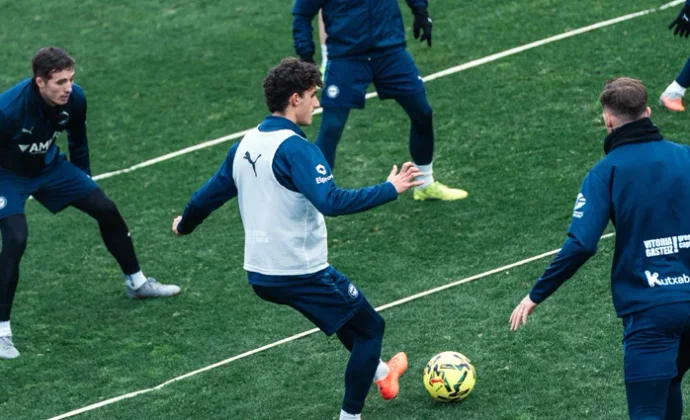El Alavés se ejercitó en Lezama por el clima de Vitoria y sin bajas por lesión