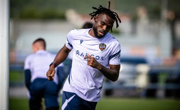 Koyalipou vuelve al grupo parcialmente en una sesión con cuatro bajas