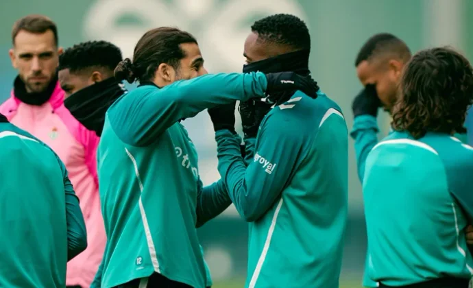 Bakambu se incorpora tras regresar de la Copa África, pero trabaja al margen