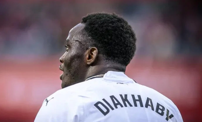 Posible cirugía para Diakhaby y una decisión clave en el Valencia