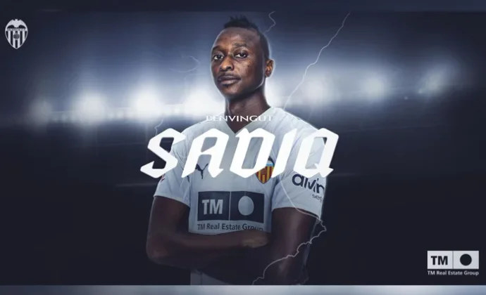 Umar Sadiq es oficialmente nuevo jugador del Valencia