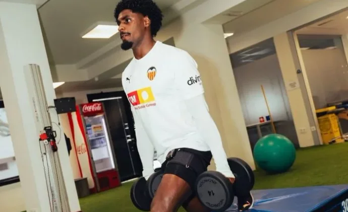 Sin lesión, Thierry Correia se ejercita en el gimnasio y se prevé su vuelta al grupo mañana