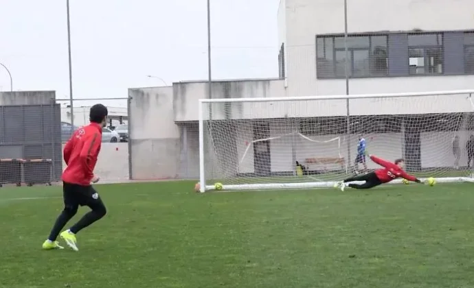 El Rayo Vallecano entrena sin Iván Balliu ni Alemao